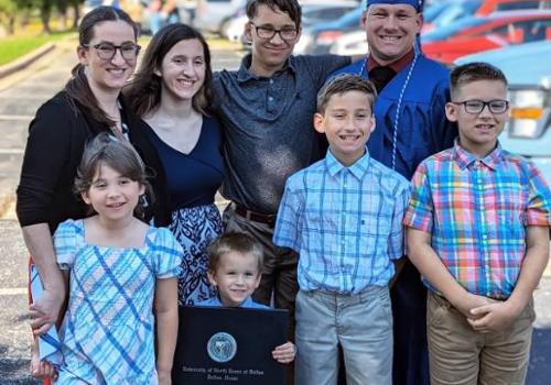 Nicole Everitt with Her Husband and Six Children